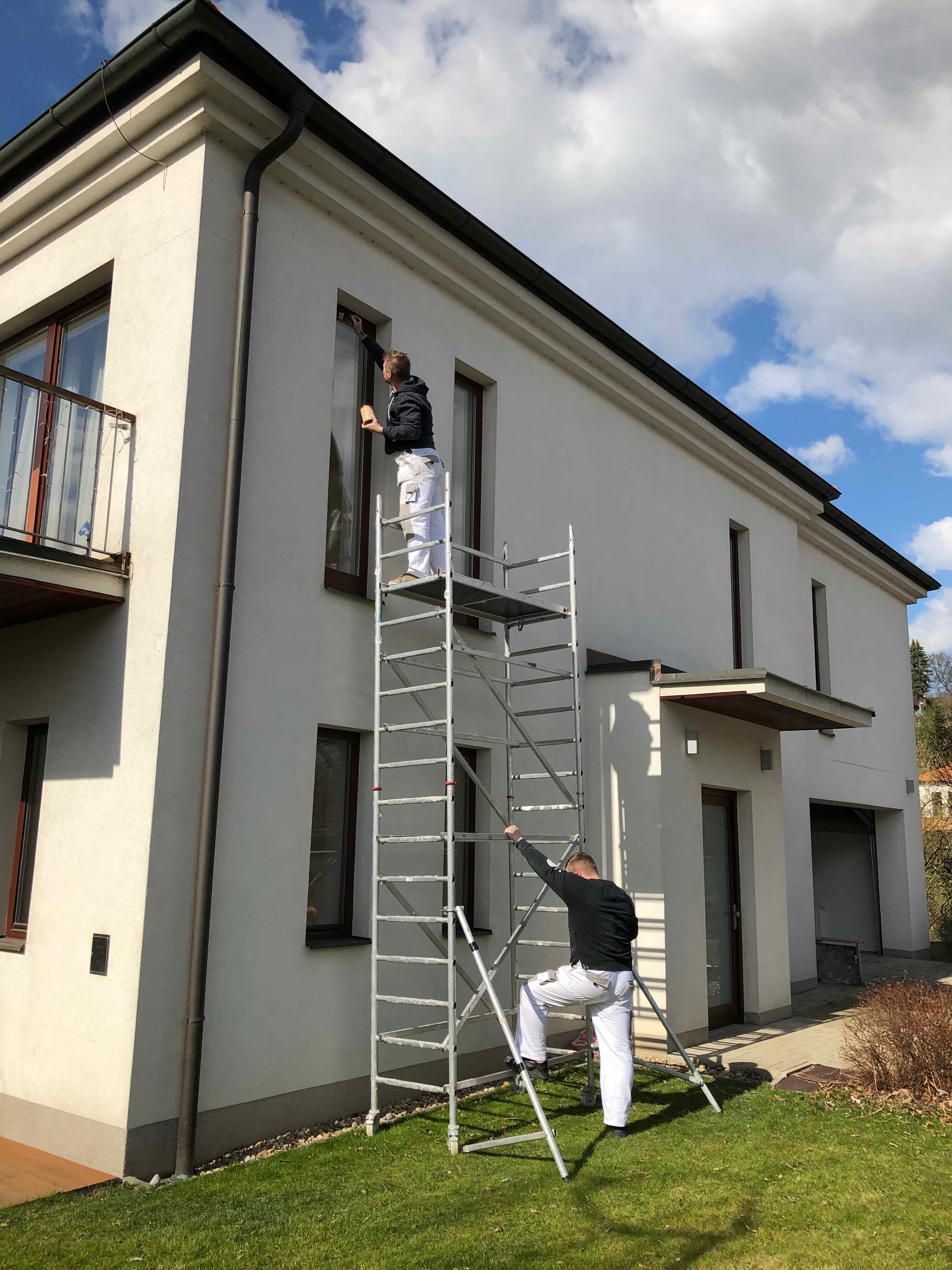 Profesionální malíř při práci