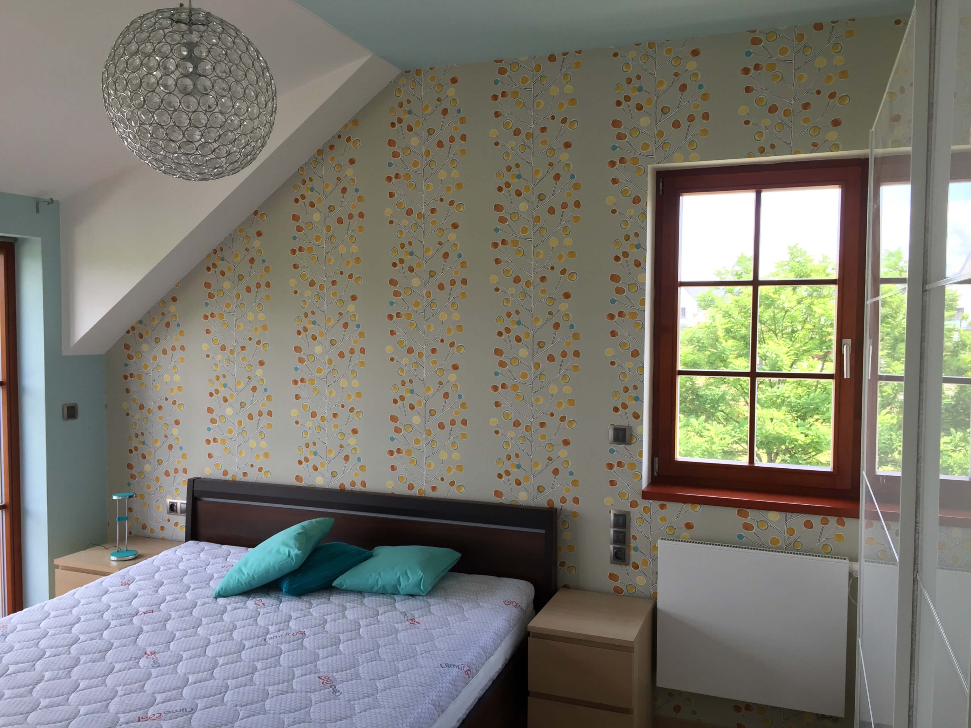 Tapetování a malování interiérů rodinného domu Říčany